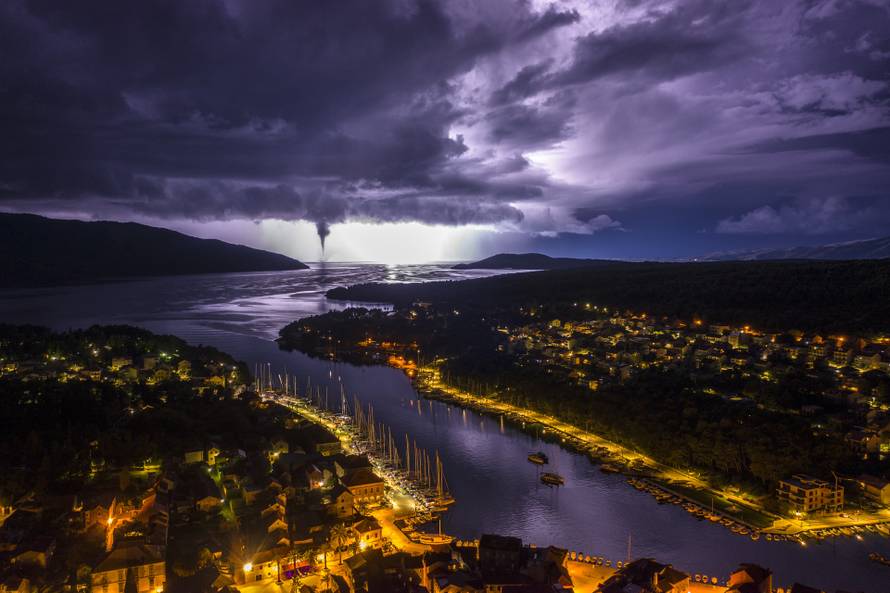 Nevera ga nije omela: Snimio je pijavicu i munju u Starom Gradu