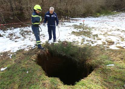 U mjestu Bukovlje otvorila se velika rupa dubine 17 metara