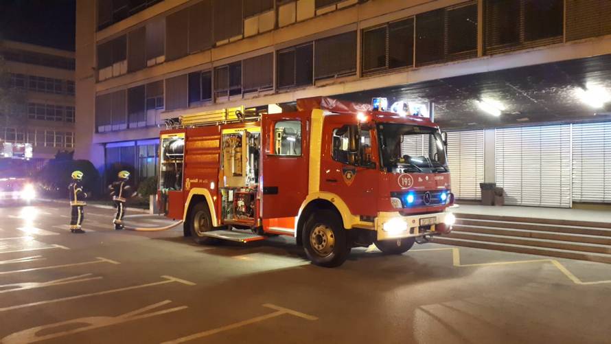Požar na Filozofskom: Planula stolna lampa i zahvatila knjige