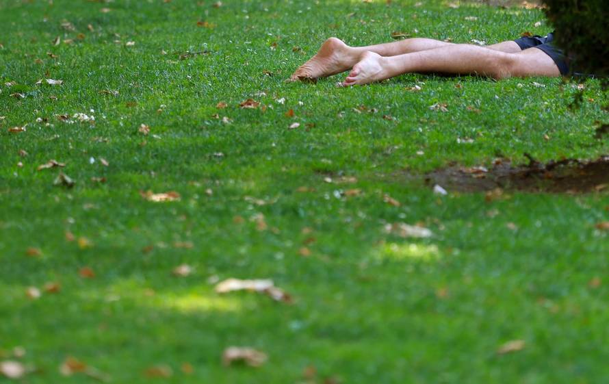 Zagreb: Centar grada tijekom blagdana, građani uživaju u hladu Zrinjevca