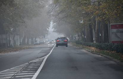 FOTO Gusta magla prekrila ulice u Slavonskom Brodu