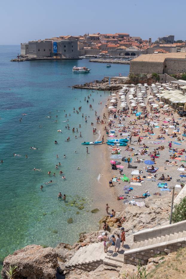 Dubrovnik:  Pune plaže i turističke gužve u gradu