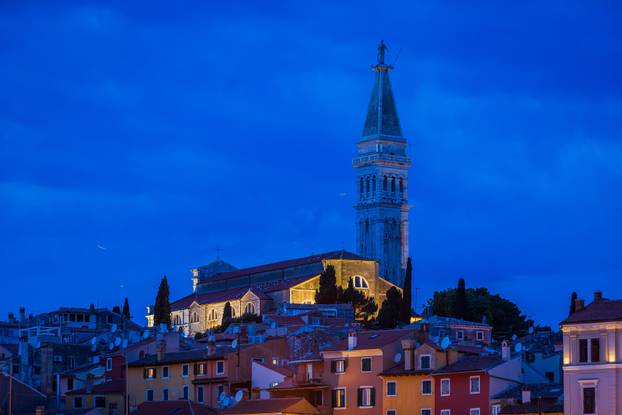 Gradske fotografije u sumrak grada Rovinja