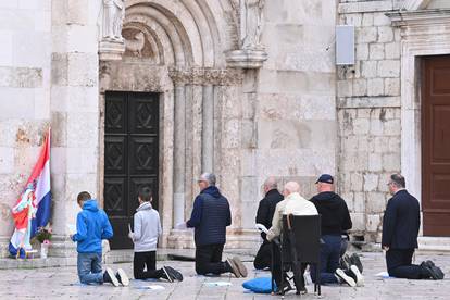 Zadar: Molitelji ispred katedrale sv. Stošije okupljaju se svake prve subote u mjesecu
