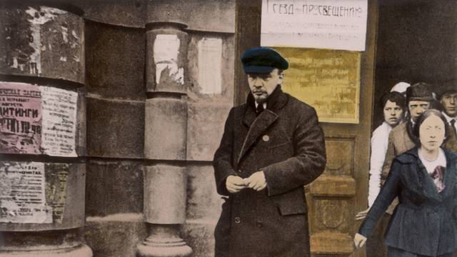 Lenin verläßt Gebäude 1918 / Foto