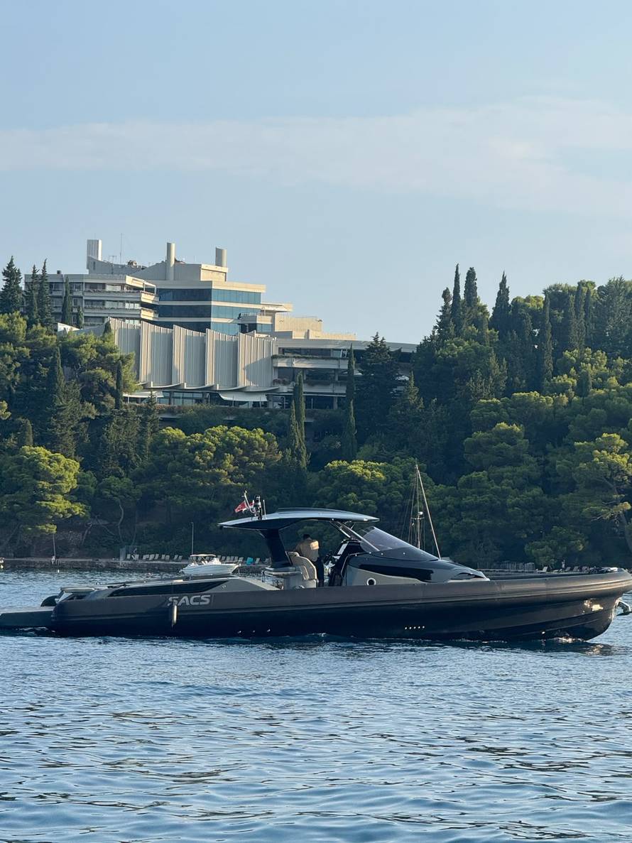 FOTO Luksuzna jahta oduševila Cavtat: 'Svi su je fotkali. Rijetko je se može vidjeti. Famozno'