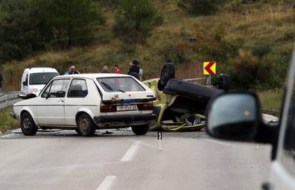 U tijeku očevid: Sudarila su se dva auta, jedan putnik poginuo