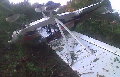 Ultralaki avion zapeo za dalekovod, pilot ozlijeđen