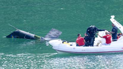 FOTO Specijalci u BiH izvlače helikopter koji je pao u jezero