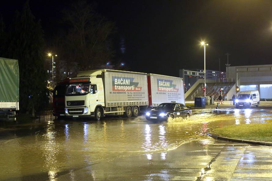 Kamion se zabio u hidrant kod Arene: Borili se s bujicom vode