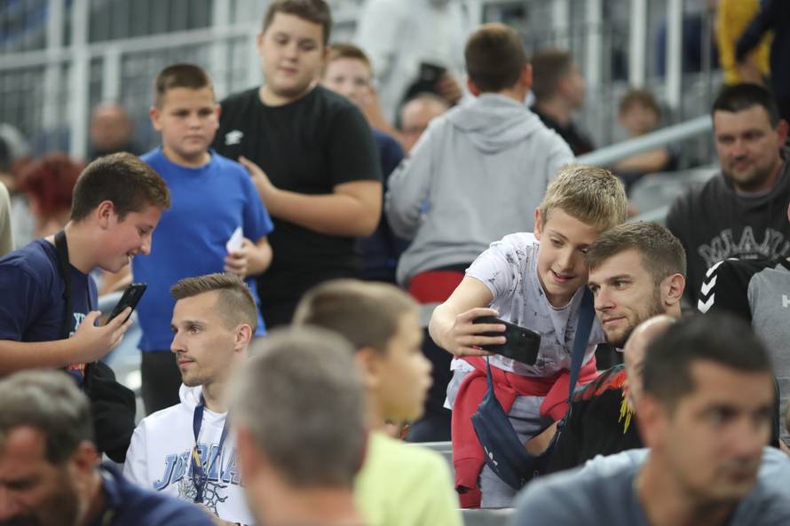 Zagreb: Obožavatelji se fotografirali s Mislavom Oršićem na utakmica PPD Zagreb 