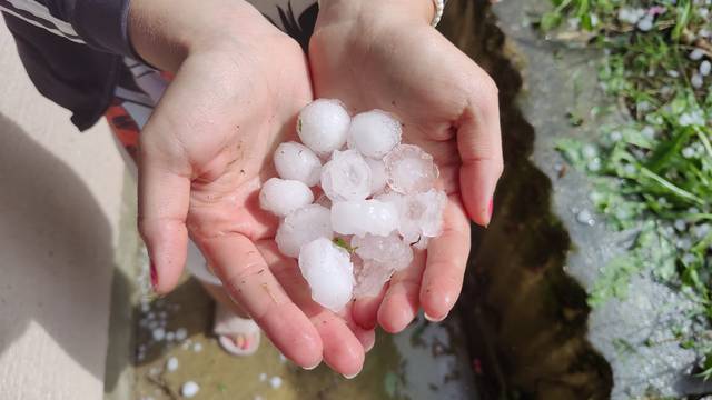 VIDEO Nevrijeme poharalo Zagorje: Tuča razbijala krovove i aute, padao led veličine oraha