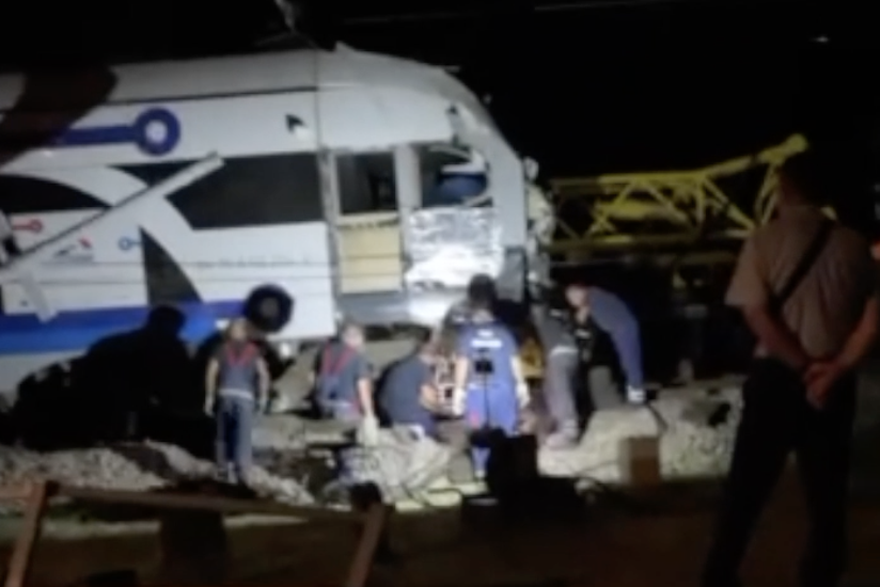 Pruga u Donjim Andrijevcima i dalje zatvorena: U tijeku radovi izvlačenja vlaka i vraćanja na tračnice