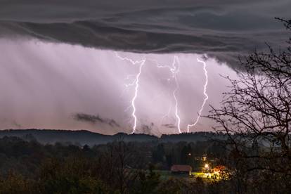 FOTO Pogledajte impresivne fotografije munja u Zagorju