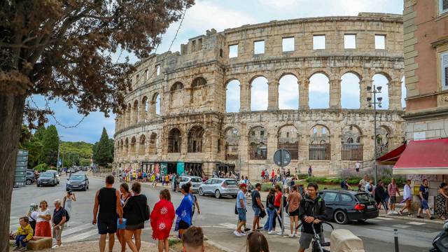 Turisti nakon kiše u Puli napustili plaže i krenuli u obilazak znamenitosti