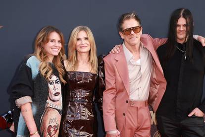 Kevin Bacon i Kyra Sedgwick s djecom stigli na premijeru: Vole se 35 godina, daljnji su rođaci...