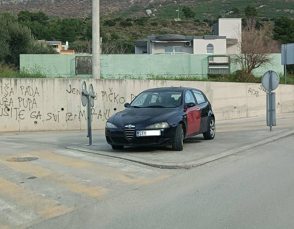 Golf 2 na 'struju', BMW zauzeo tri trake... Ovako samo Hrvati parkiraju. Bravo, pravi ste biseri