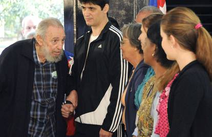 Teško bolestan Fidel Castro je glasovao na izborima na Kubi