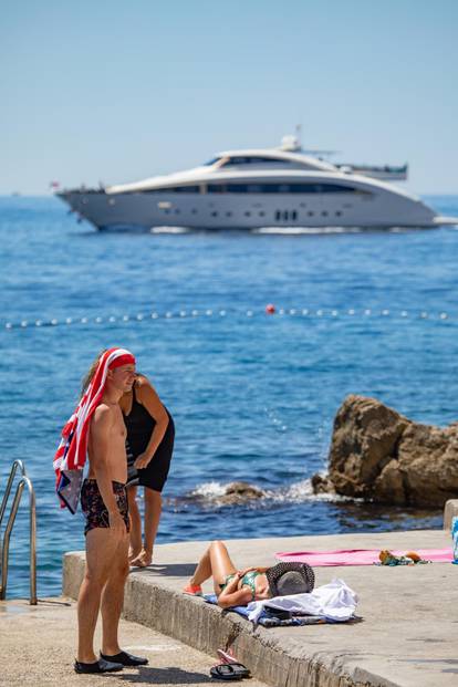 Dubrovnik: Građani i turisti bore se s visokim temperaturama na razne načine