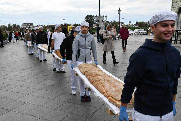 FOTO Slavonski Brod oborio rekord: Na Pogačafestu ispekli pogaču dugačku 20 metara!