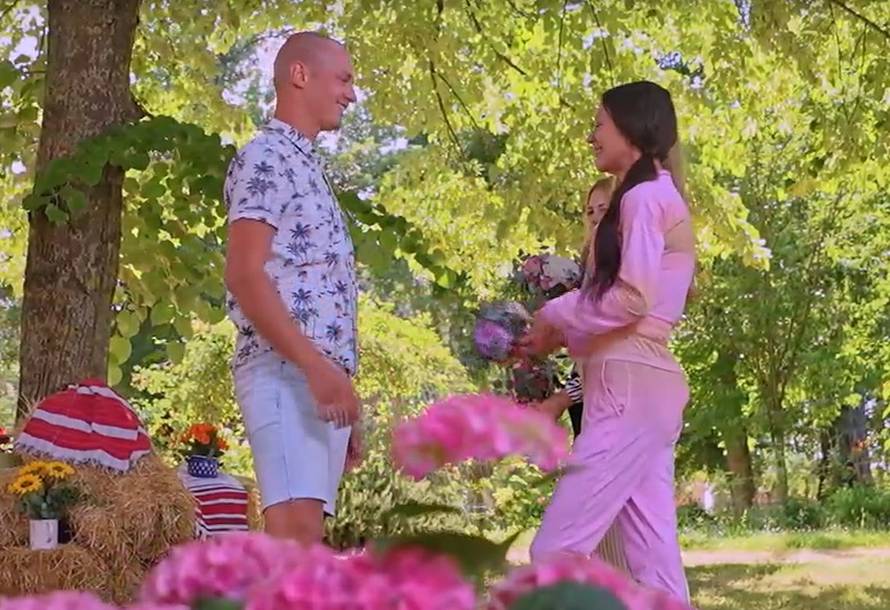 Napetosti u 'Ljubav je na selu'! Dejan htio masirati Ajdi noge, a Matea se naljutila: 'Naporan si'