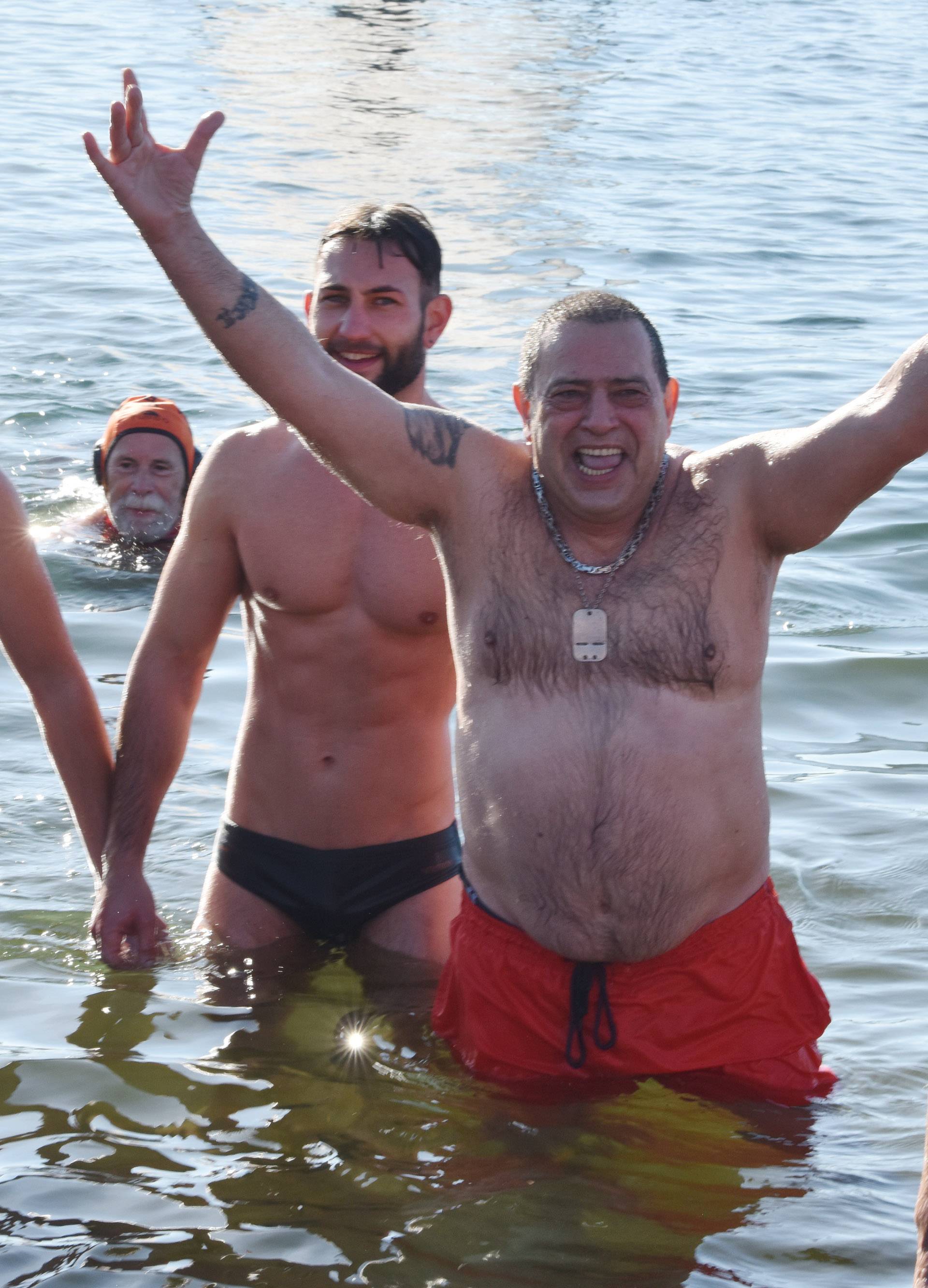 Uskočili u more i igrali picigin: 'Ovo je idealno protiv prehlade'