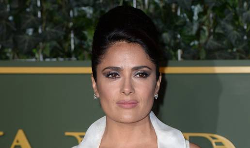 Haljina Salme Hayek jedva je izdržala njezino bujno poprsje