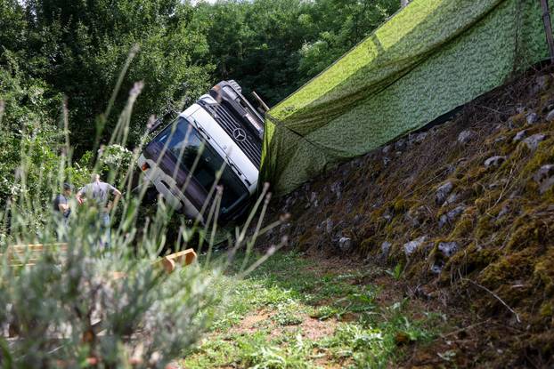 Jastrebarsko: Kamion probio ogradu kuće za odmor