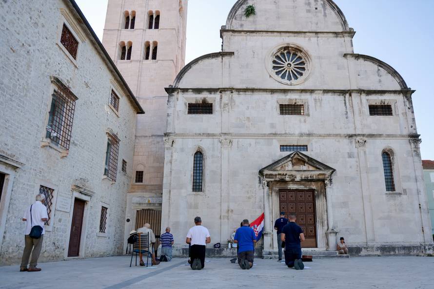 Zadar: Molitelji ispred crkve Sv. Marije