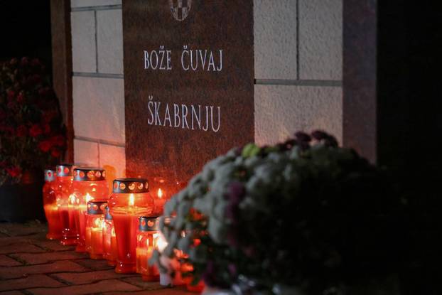Škabrnja: Odavanje počasti poginulima paljenjem svijeća u Ulici 18. studenog 1991