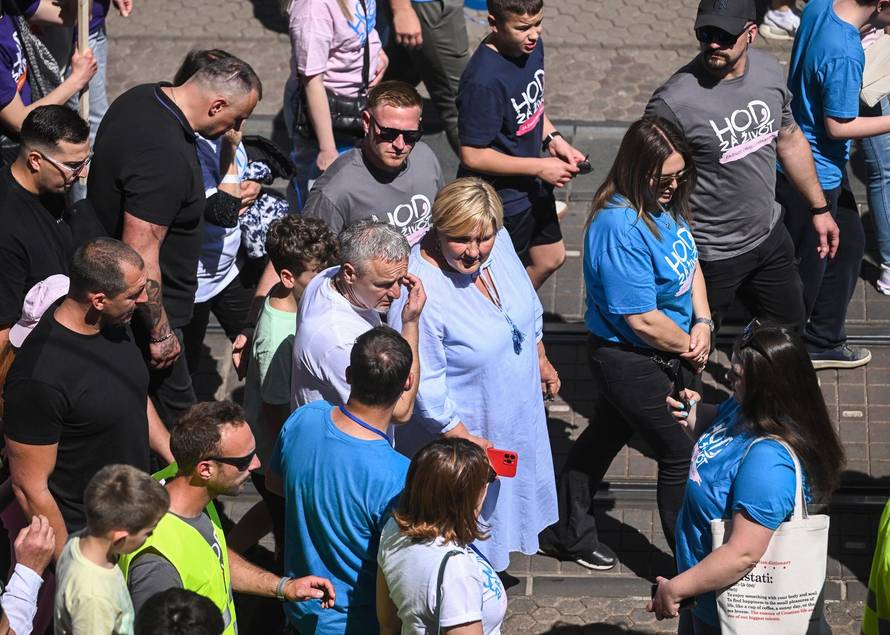 Zagreb: Marko Perković Thompson i supruga Sandra sudjelovali u Hodu za život