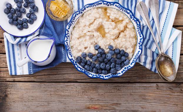 Oatmeal with blueberries