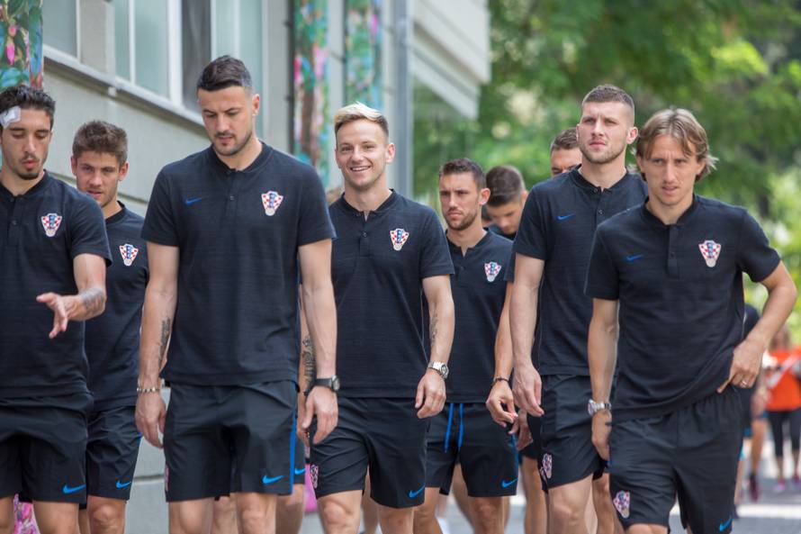 Ćorluka i Modrić su se fotkali s mladencima: Uljepšali im dan