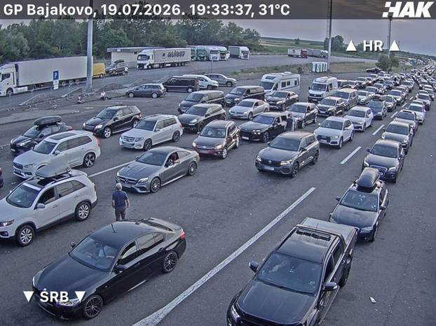 FOTO Ogromne gužve na cestama. Vozi se u kolonama