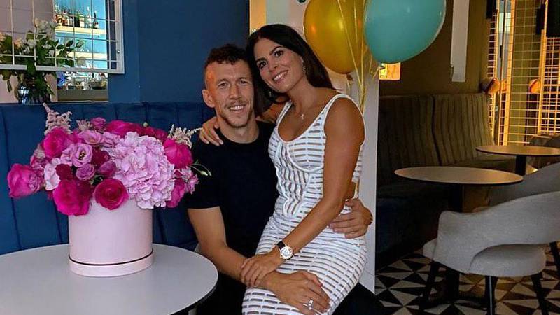 FOTO Ljubav iz školskih klupa: Gospođa Perišić slavi rođendan, a Ivanu je najveća podrška...