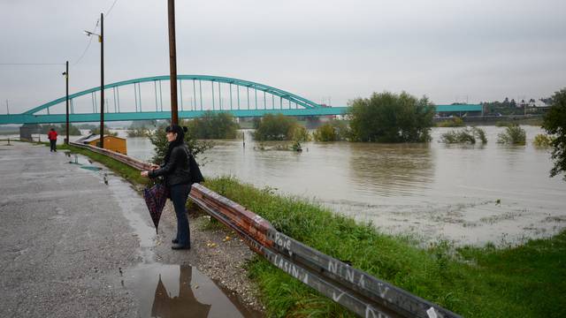 Zagreb: Obilna kiša ne prestaje padati, vodostaj rijeke Save raste iz sata u sat