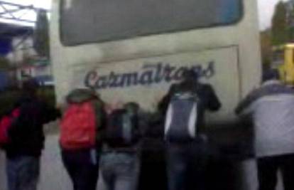 Đaci gurali pokvareni bus Čazmatransa po kolodvoru