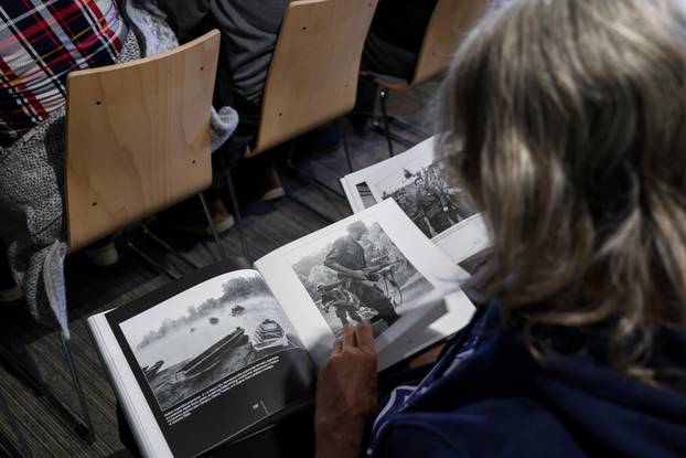 Novska: Promocija fotomonografije 125. fotografa Željka Gašparovića