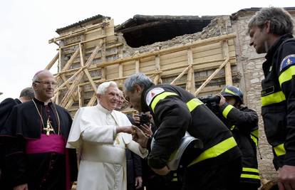 Papa žrtvama potresa: Sve bih vas htio nježno zagrliti
