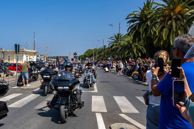 Nekoliko tisuća vlasnika Harley Davidsona prolazi kroz Pulu u defileu