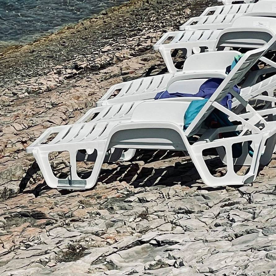 Devastacija na Braču: Izbušili stijene i prišarafili ležaljke!