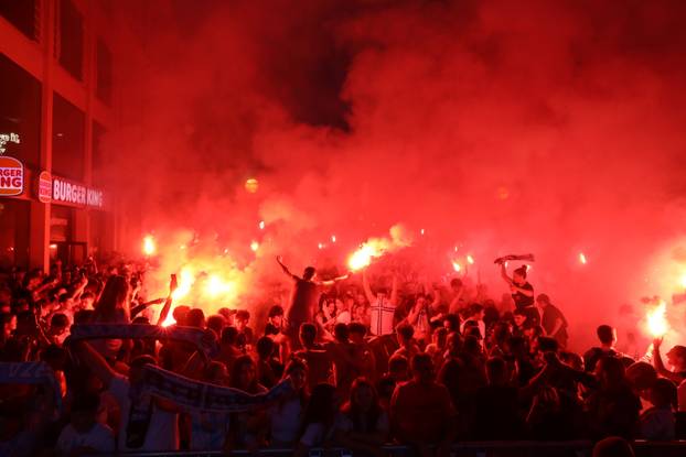 Rijeka: Navijači na Korzu slave osvajanje Hrvatskog nogometnog kupa