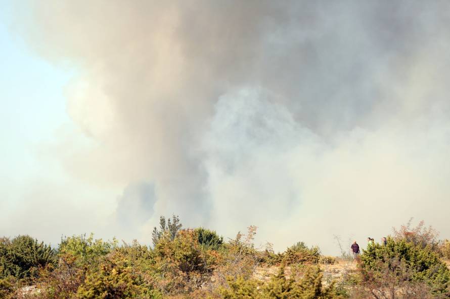 Evakuirali stanovnike sela kod Drniša: 'Ovo je velika nesreća'