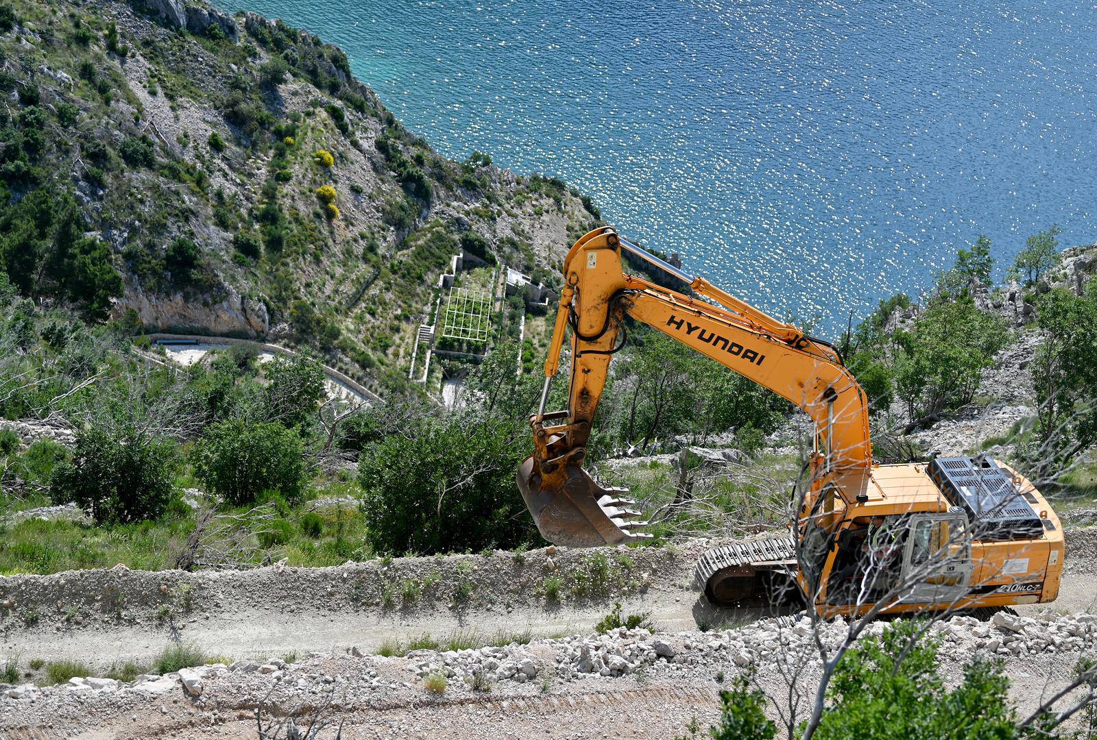 Započelo rušenje sedam bespravno sagrađenih objekata u uvali Vruja kod Brela