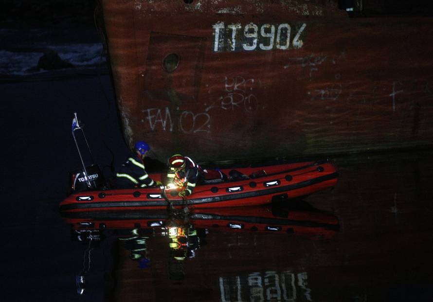 Zagreb: Izvlačenje broda nasukanog na slapovima Save kod toplane