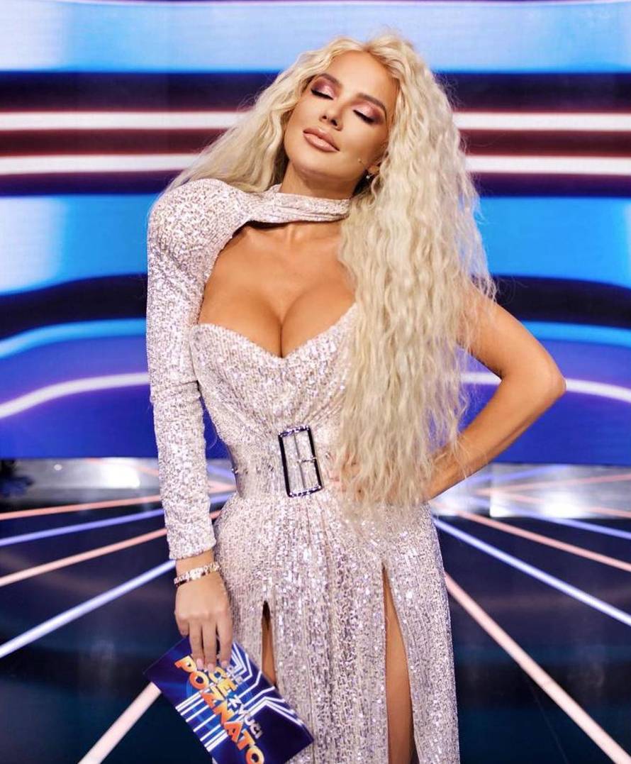 Celzijus jedva 'diše' u minici, a Maja nikad bujnija i s perikom