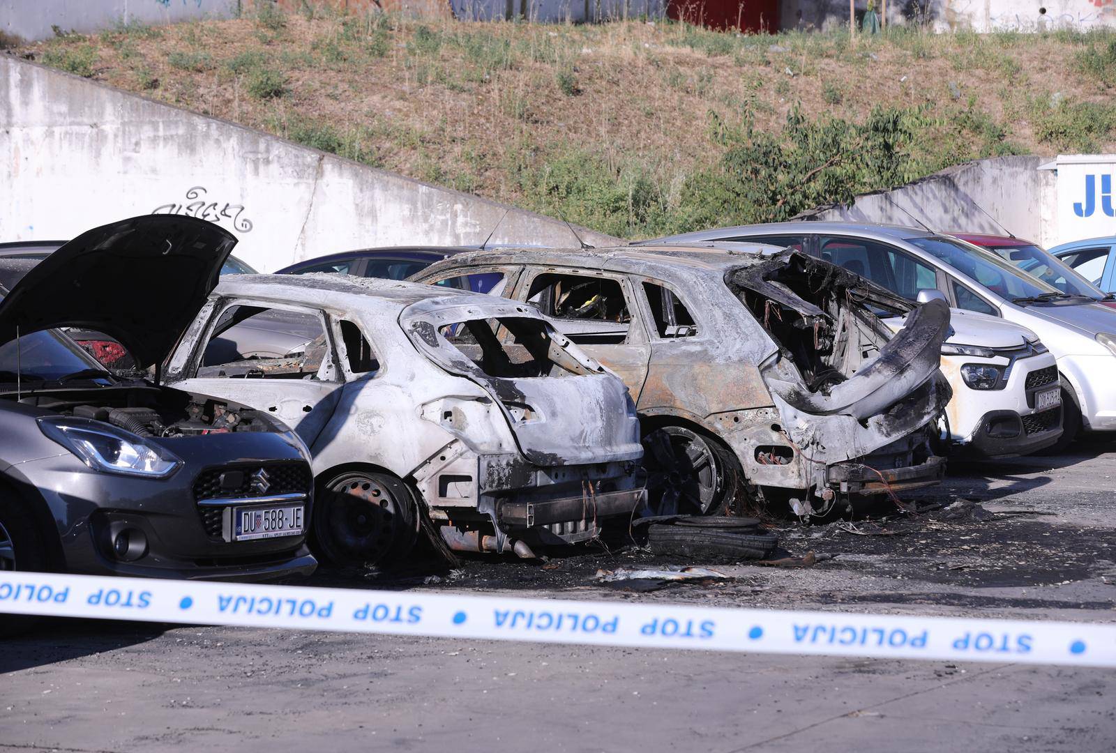 Split: Dva auta izgorjela na parkingu, još sedam oštećenih