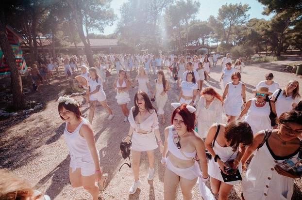 FOTO Djevice su htjele izgubiti nevinost na našem otoku, vole ga swingeri, a Leto doveo 'kult'