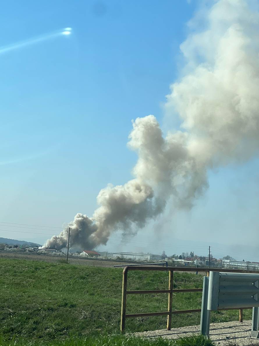 Pogledajte fotografije iz zraka: Više od 30 vatrogasaca gasilo požar na odlagalištu otpada