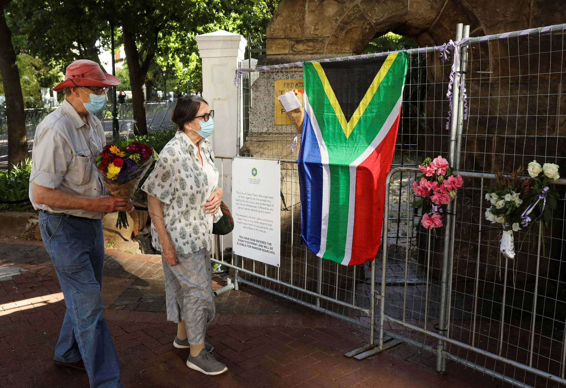 Ljudi odaju počast nadbiskupu Desmondu Tuti u Cape Townu